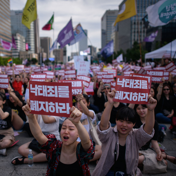 Orbán Viktor és a fél világ csodálja őket, de népesedésben, nyugdíjban és boldogságban utolsók