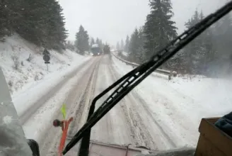 Annyira sűrűn havazik Székelyföldön, hogy két útszakaszon leállították a teherforgalmat