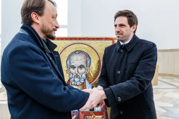 Levente Magyar, Parliamentary State Secretary of the Ministry of Foreign Affairs and Trade and Father Andriy Galavin, priest of St. Andrew's Church in Bucha, on 3 April 2023 at the presentation of the icon of St. Nicholas in Bucha, the town near Kiev, which suffered huge damage during the war – Photo: János Nemes / MTI