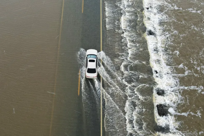 Autó megy át egy lezárt úton a Tulare-tómederben, miután az árvíz elárasztotta a kaliforniai Corcorant, az Egyesült Államokban Fotó: David Swanson / Reuters