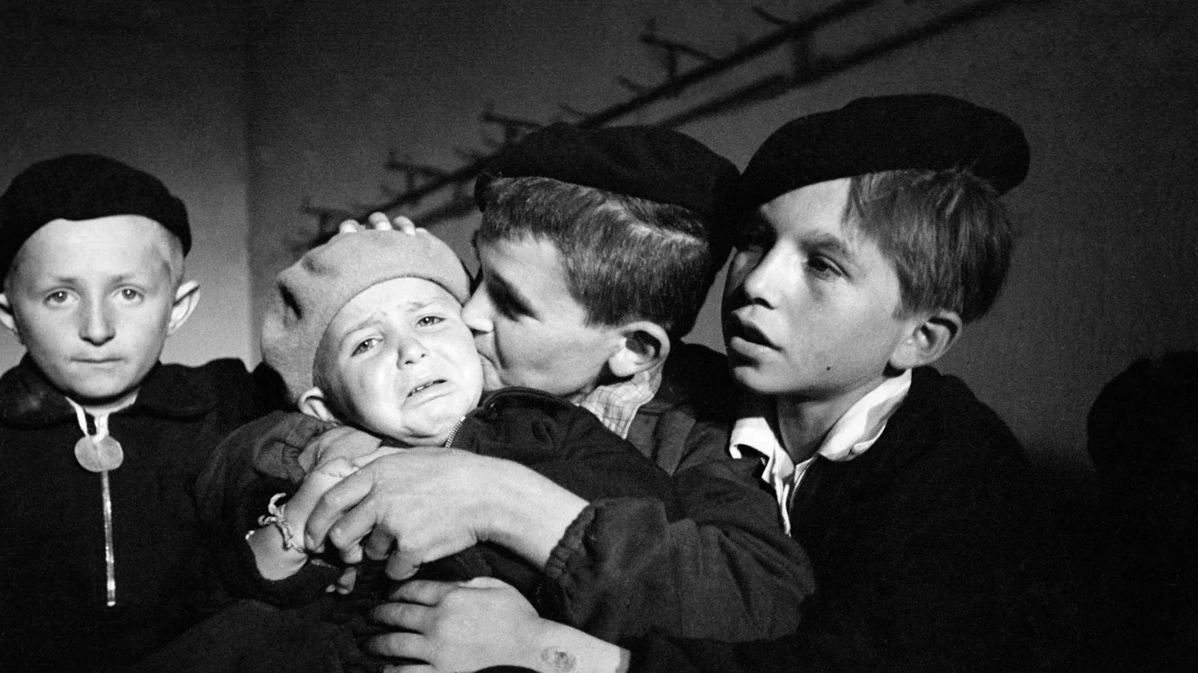 A féléves kisbabát a nagyobb kislányok cipelték, sok ezer görög gyerek érkezett 75 éve Magyarországra