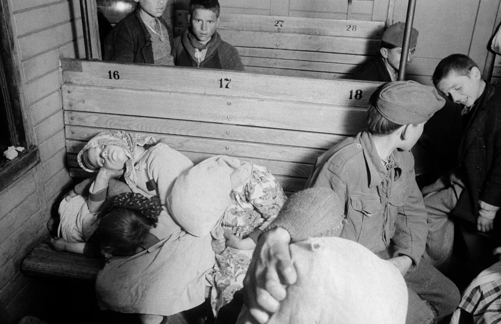 Görög gyerekek várakoznak a Keleti pályaudvaron 1948. április 7-én – Fotó: Rózsa László / MTI
