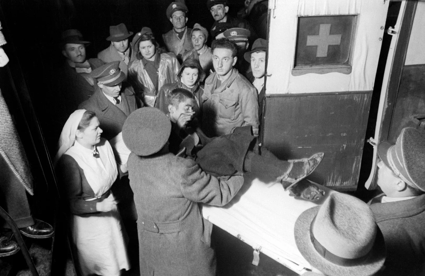 1948. április 7-én a Keleti pályaudvarra érkező menekült gyerekeket a görög segélybizottság, a Nemzeti Segély és a Vöröskereszt várta – Fotó: Rózsa László / MTI