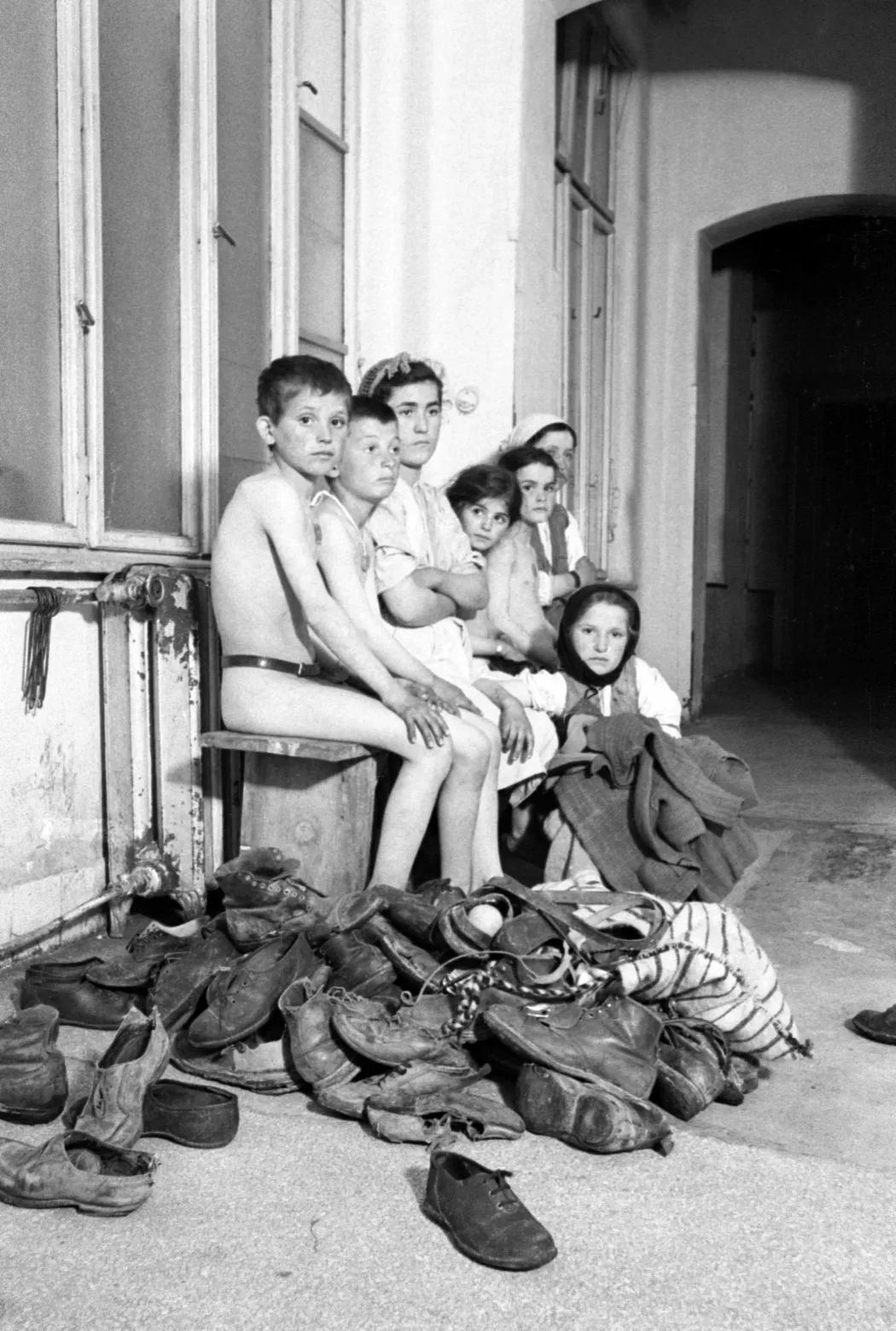 Menekült gyerekek várakoznak a Széchenyi gyógyfürdő folyosóján 1948. április 7 – én – Fotó: Fotó: Kotnyek Antal / MTI