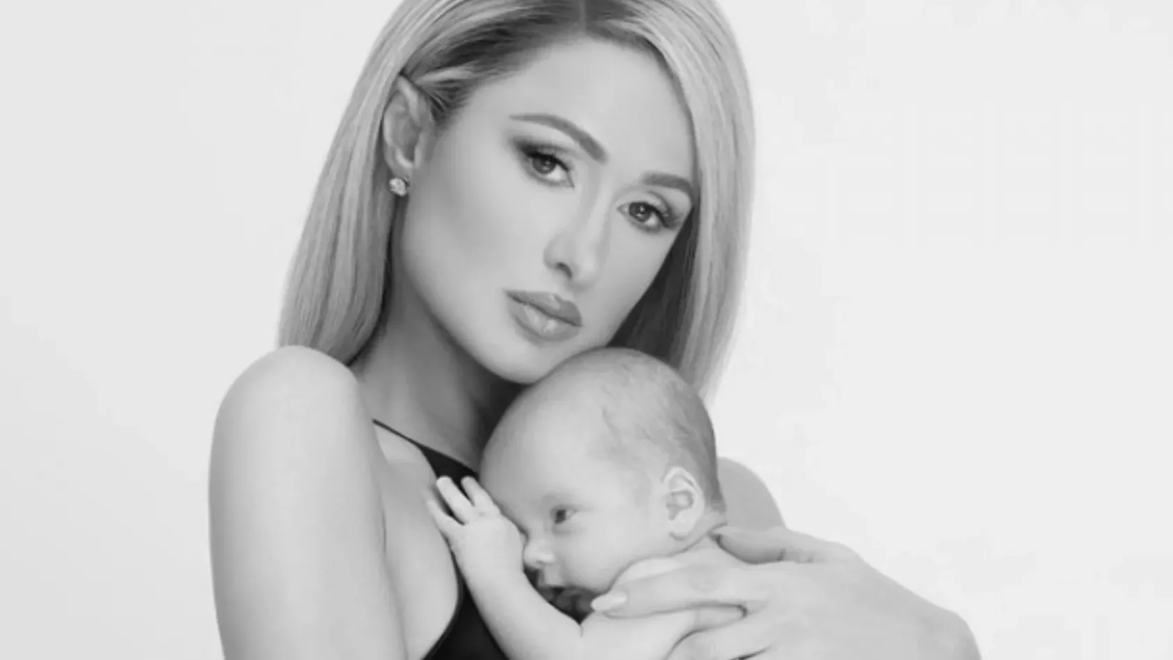 Paris Hilton kiposztolta az első babafotókat a kisfiáról