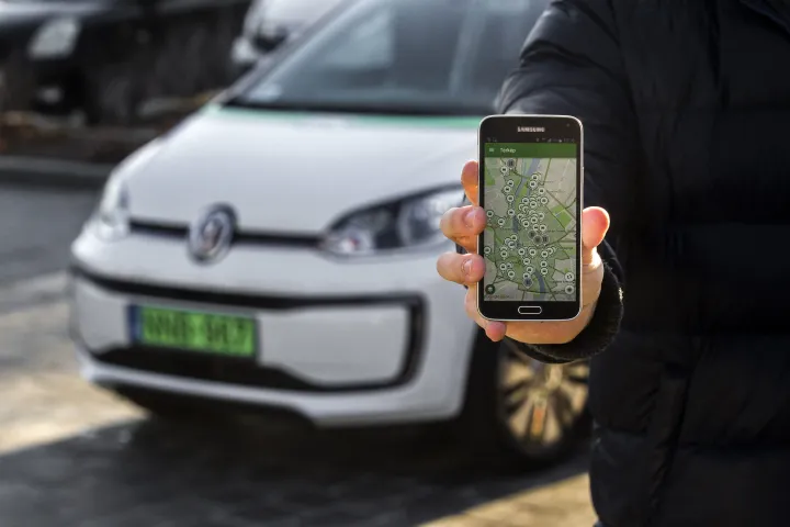 A közösségi autómegosztó szolgáltatás, a GreenGo szabad autóit mutató alkalmazás egy telefon kijelzőjén Budapesten 2016. december 29-én – Fotó: Szigetváry Zsolt / MTI