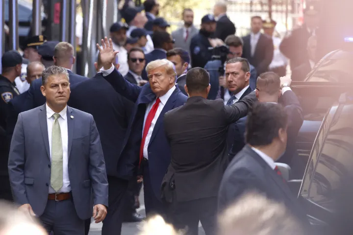 Donald Trump megérkezik a manhattani büntetőbíróságra – Fotó: Kena Betancur / Getty Images via AFP