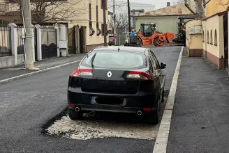 Siettek, megoldották: körbeaszfaltoztak egy autót Craiován