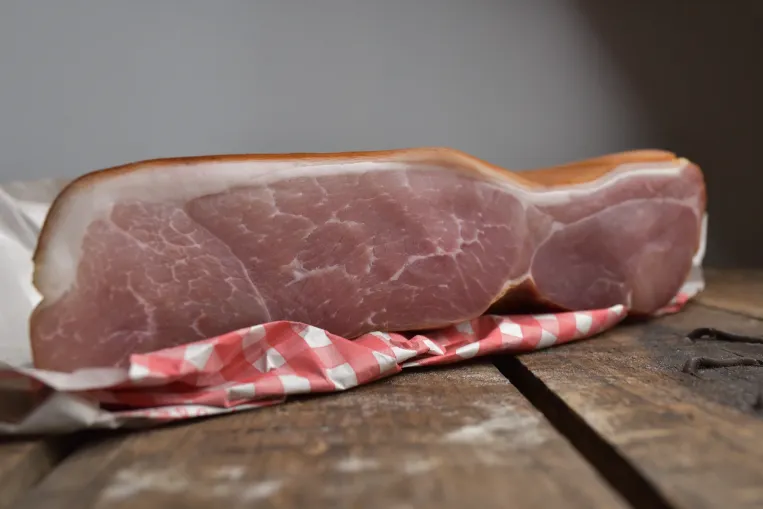 Mi van a kötözött sonkában, és hogyan vegyünk valódi húsvéti sonkát?