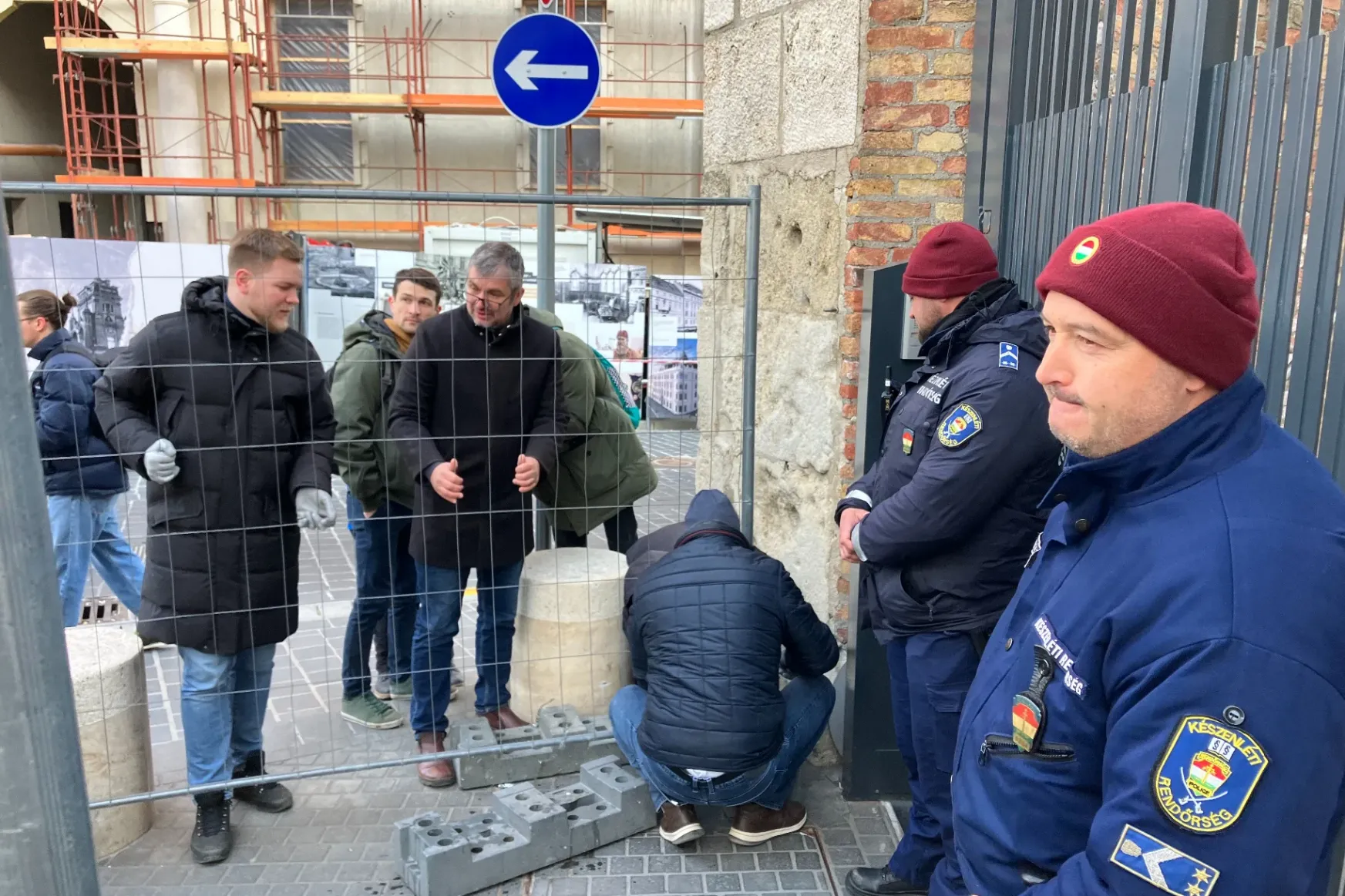 Képviselők és rendőrök feszültek egymásnak a Karmelitánál, Hadházy nekivetette magát a kordonoknak