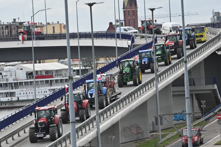 Tiltakozó lengyel gazdák traktorokkal vonulnak egy felüljárón Szczecinben 2023. április 3-án – Fotó: Marcin Bielecki / EPA-PAP / MTI