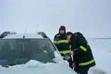 Több tucat jármű akadt el a hóban Botoșani megyében