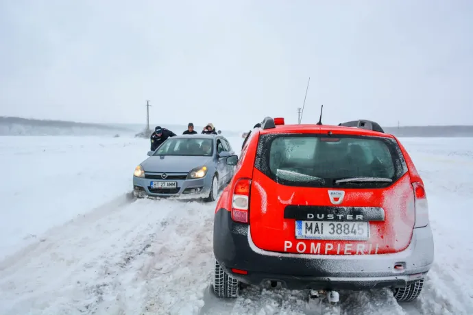 A tűzoltók segítenek a hóban elakadt autóknak Botoșani megyében – Fotó: Botoșani Megyei Sürgősségi Felügyelőség