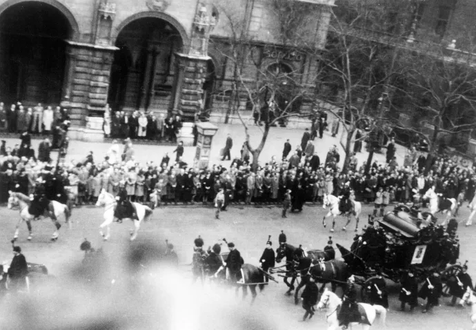 Gróf Teleki Pál miniszterelnök temetési gyászmenete 1941. április 7-én, Budapesten – Fotó: Magyar Bálint / Fortepan