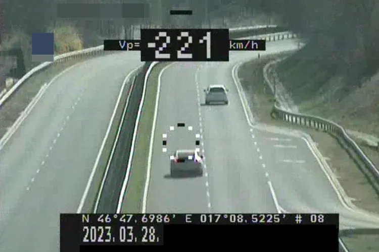 221-gyel repesztett a 90-es táblánál Hévíznél