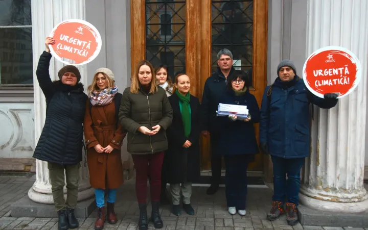A Declic aktivistái a kolozsvári fellebviteli bíróság előtt, 2023. január 31-én – Fotó: Declic