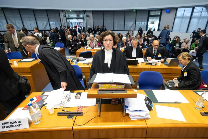 Az Emberi Jogok Európai Bírósága 2023. március 29-én első ízben kezdte meg két, az éghajlatváltozással kapcsolatos kereset tárgyalását Franciaország és Svájc ellen, mivel nem tettek kellő lépéseket annak megfékezésére – Fotó: Patrick Hertzog / AFP