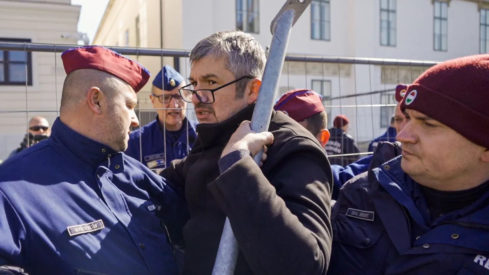 Dulakodás a rendőrökkel, beszólogatások a fideszesekkel és Orbán csele