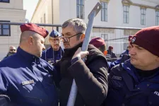 Dulakodás a rendőrökkel, beszólogatások a fideszesekkel és Orbán csele