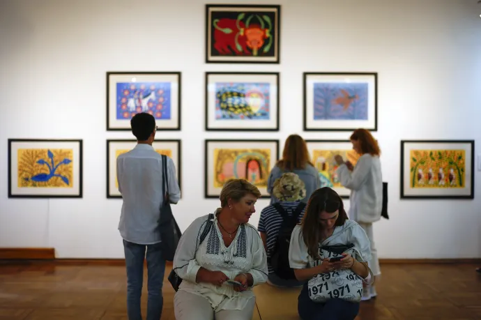 Látogatók a Lvivi Nemzeti Múzeum Marija Primacsenko kiállításán 2022. augusztus 23-án – Fotó: Jeff J. Mitchell / Getty Images