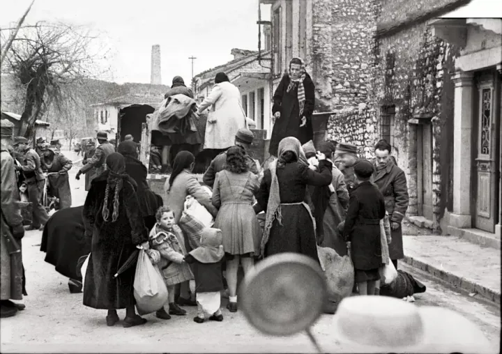 Zsidó nőket és gyerekeket deportálnak 1944 márciusában a görögországi Joáninában – Fotó: Bundesarchiv / Wikipedia