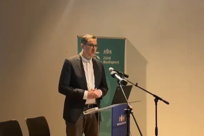 Rendet rakna a szabályozási káoszban a budapesti önkormányzat, hogy több napelem lehessen a fővárosban