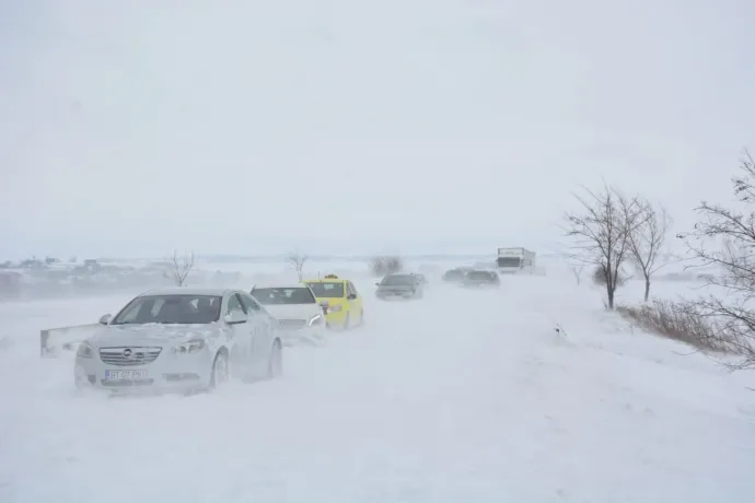 Hófuvás és elakadt forgalom a Botoșani és Suceava közötti országúton, 2023. ápr. 5-én – Fotó: Botoșani Megyei Sürgősségi Felügyelőség