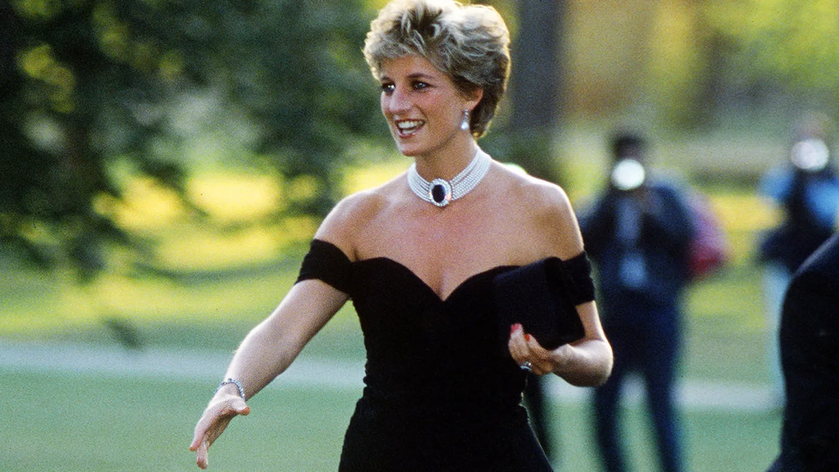 Hatvan óra, három év és egy óriási botrány kellett ahhoz, hogy Lady Diana felvehesse a legendás „bosszúruhát”