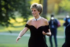 Hatvan óra, három év és egy óriási botrány kellett ahhoz, hogy Lady Diana felvehesse a legendás „bosszúruhát”