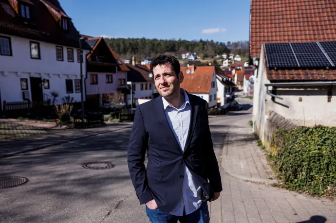 2015-ben gumicsónakon menekült a tengeren, most egy német falu polgármesterének választották