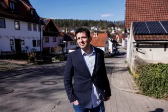 2015-ben gumicsónakon menekült a tengeren, most egy német falu polgármesterének választották