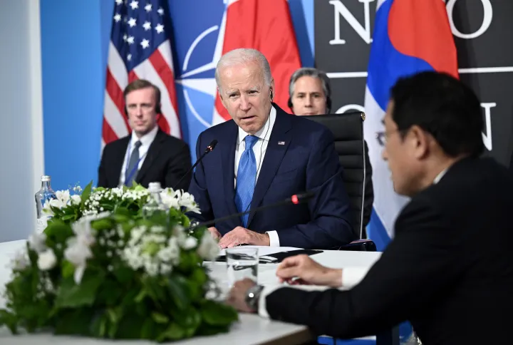 Joe Biden amerikai elnök tárgyal Kisida Fumio japán miniszterelnökkel és a képen nem látható dél-koreai elnökkel, 2022. június 29-én, Spanyolországban, a NATO-csúcs idején. A háttérben baloldalt Jake Sullivan nemzetbiztonsági tanácsadó, jobboldalt Antony Blinken külügyminiszter – Fotó: Brendan Smialowski / AFP
