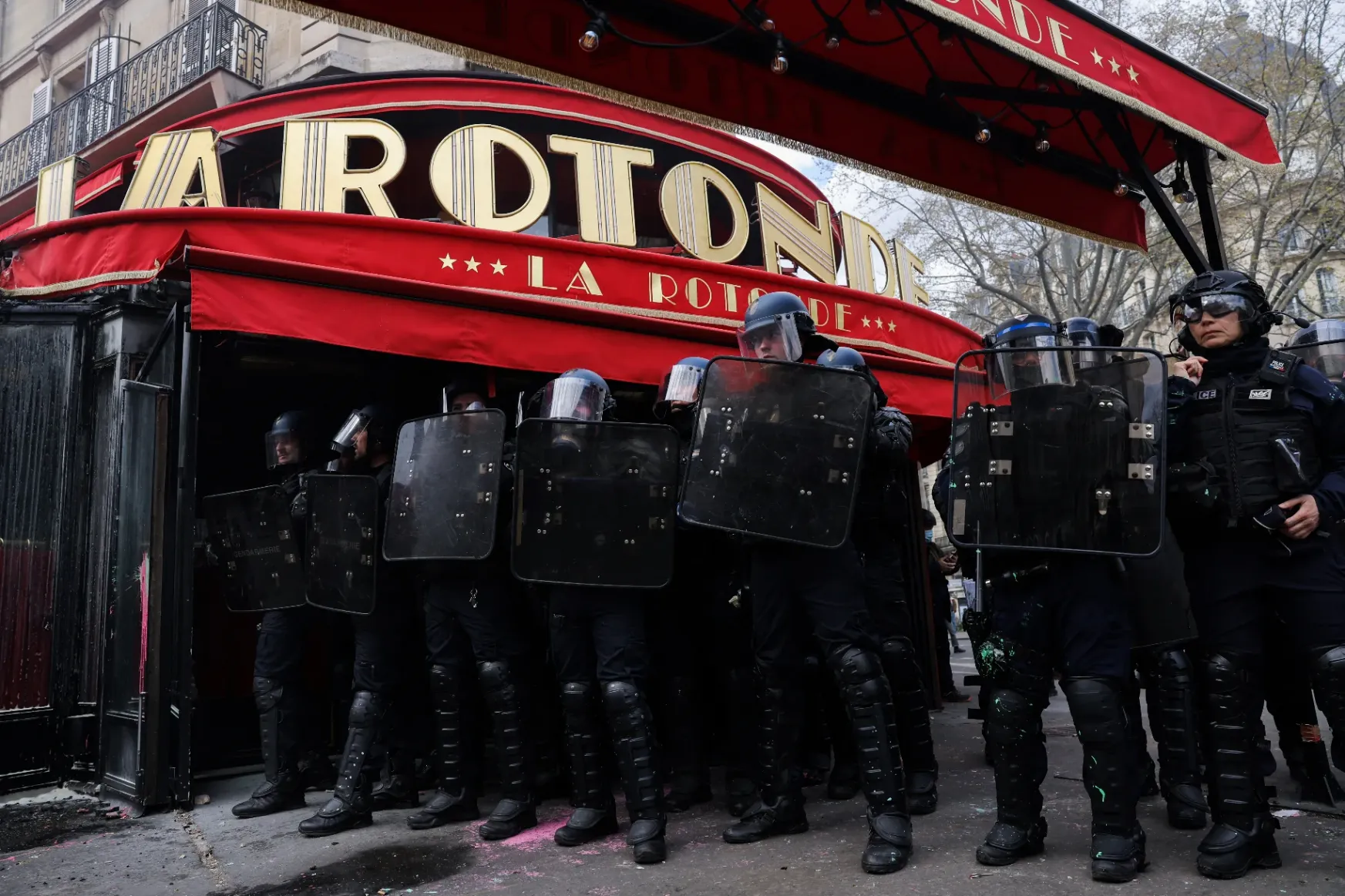 Macron egyik kedvelt éttermét is fel akarták gyújtani a francia nyugdíjreform ellen tüntetők