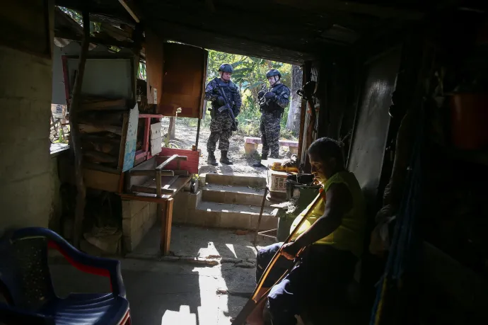 Rendőrök ellenőriznek egy házat Soyapangóban 2023. március 24-én – Fotó: Jose Cabezas / Reuters