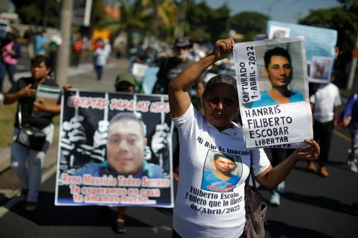 Tüntetésen salvadoriak rokonuk szabadon engedését követelik a rendkívüli állapot bevezetésének egyéves évfordulója után egy nappal, 2023. március 28-án San Salvadorban – Fotó: Jose Cabezas / Reuters