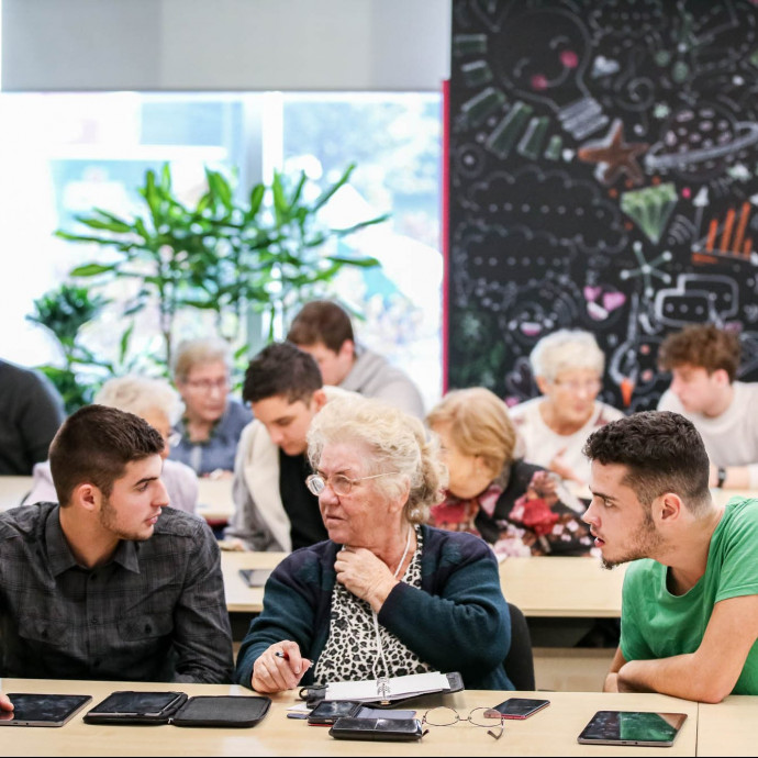 Ebben a magyar iskolában tizenéves a tanár, nyugdíjas a diák
