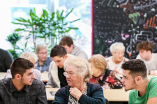 Ebben a magyar iskolában tizenéves a tanár, nyugdíjas a diák