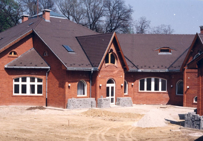 Épülőfélben az intézet, 1993-ban. Fotó:Vadaskert Alapítvány