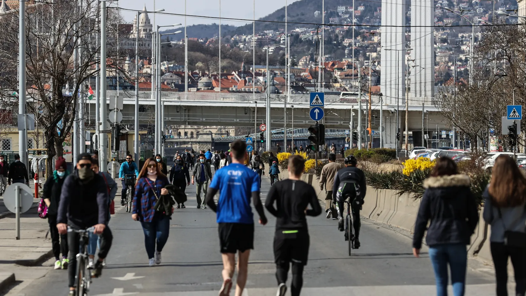 Mától négy napon át a gyalogosoké és a kerékpárosoké a pesti alsó rakpart egy szakasza