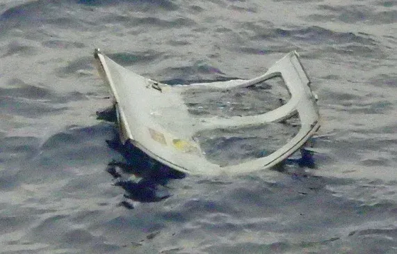 A lezuhant helikopter egy darabja. Fotó: Japan Coast Guard / Reuters