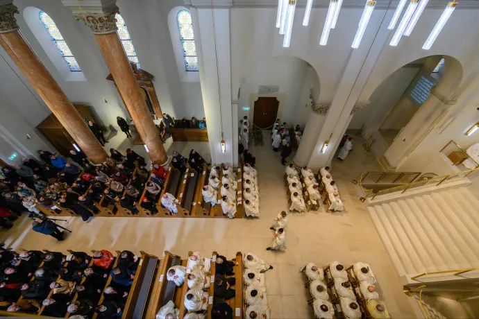 Minimalistára átszabva nyílt meg újra a veszprémi Szent Mihály-főszékesegyház