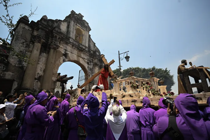 Katolikus hívők részt vesznek a világító Názáreti Jézus körmeneten a guatemalai Antiguában 2023. április 6-án. A guatemalai szent hetet az UNESCO felvette az emberiség szellemi kulturális örökségének listájára, a gyarmati örökséget és a maja hagyományokat ötvöző népszerű fesztiválon hívők és bűnbánók ezrei vesznek részt – Fotó: Johan Ordonez / AFP 