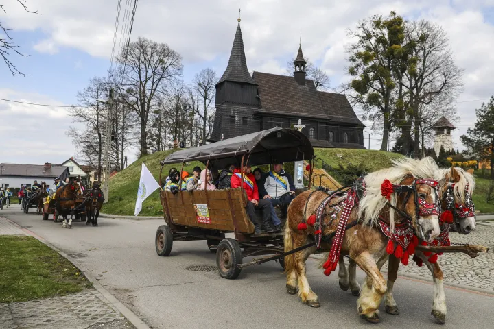 Hagyományos lovas felvonulás húsvéthétfőn a lengyelországi Gliwice melletti Zernicában. A körmenet során a résztvevők a tavasz eljövetelét ünneplik, és imádkoznak a termés sikeréért. Ezt a szokást valószínűleg a németországi Bajorországból érkezett telepesek hozták magukkal a 17. században – Fotó: Beata Zawrzel/NurPhoto/AFP
