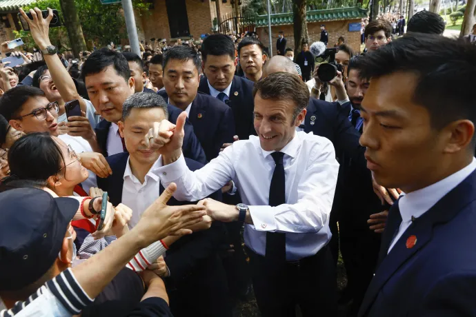 Emmanuel Macron francia elnök látogat meg egy egyetemet Kanton tartományban 2023. április 7-én – Fotó: Gonzalo Fuentes / Pool / AFP
