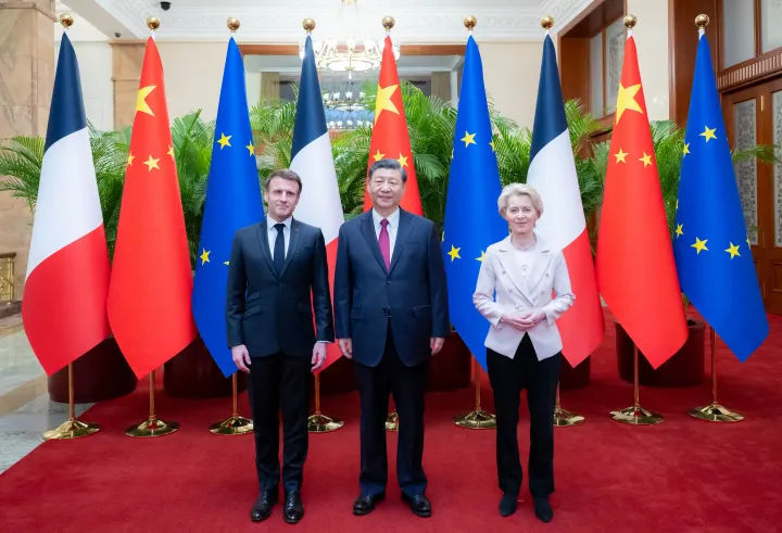 Emmanuel Macron francia elnök, Hszi Csin-ping kínai elnök és Ursula von der Leyen, az Európai Bizottság elnöke Pekingben 2023. április 6-án – Fotó: Zhai Jianlan / Xinhua / Xinhua via AFP