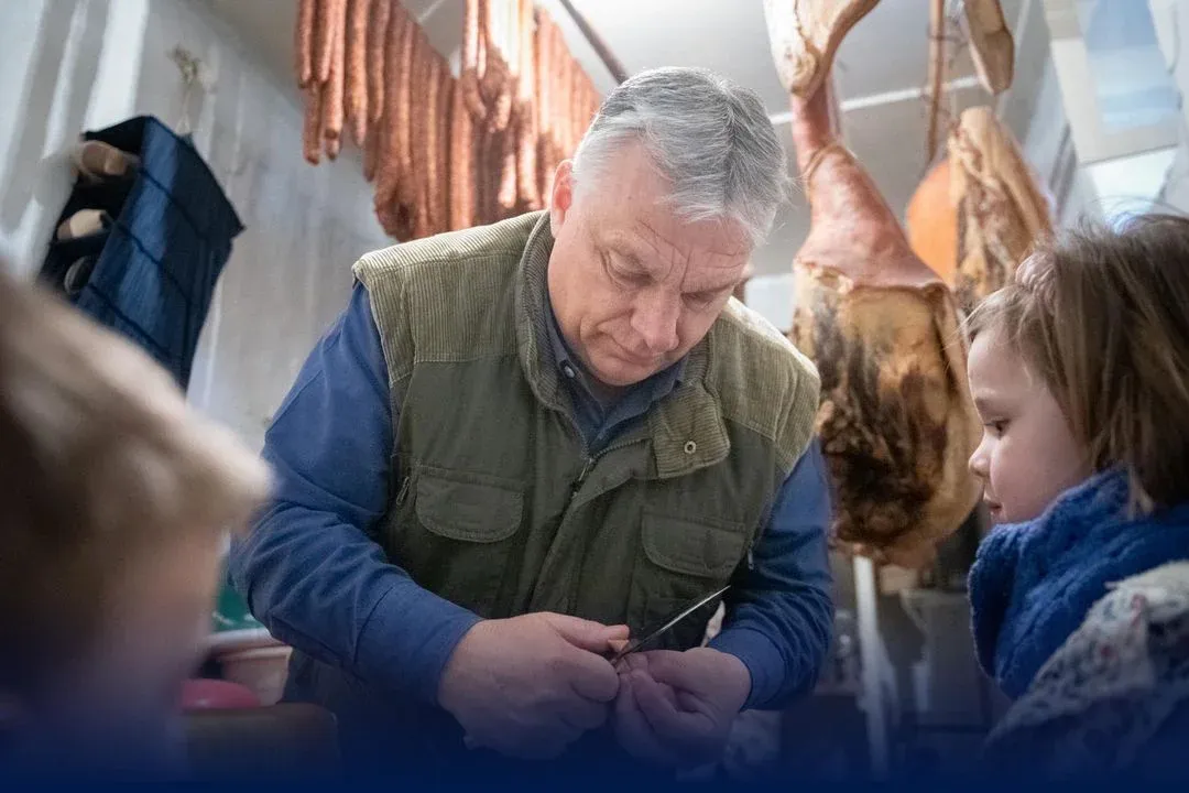A kalács után a kolbászért is unokáival ment a Húsvétra készülődő Orbán Viktor