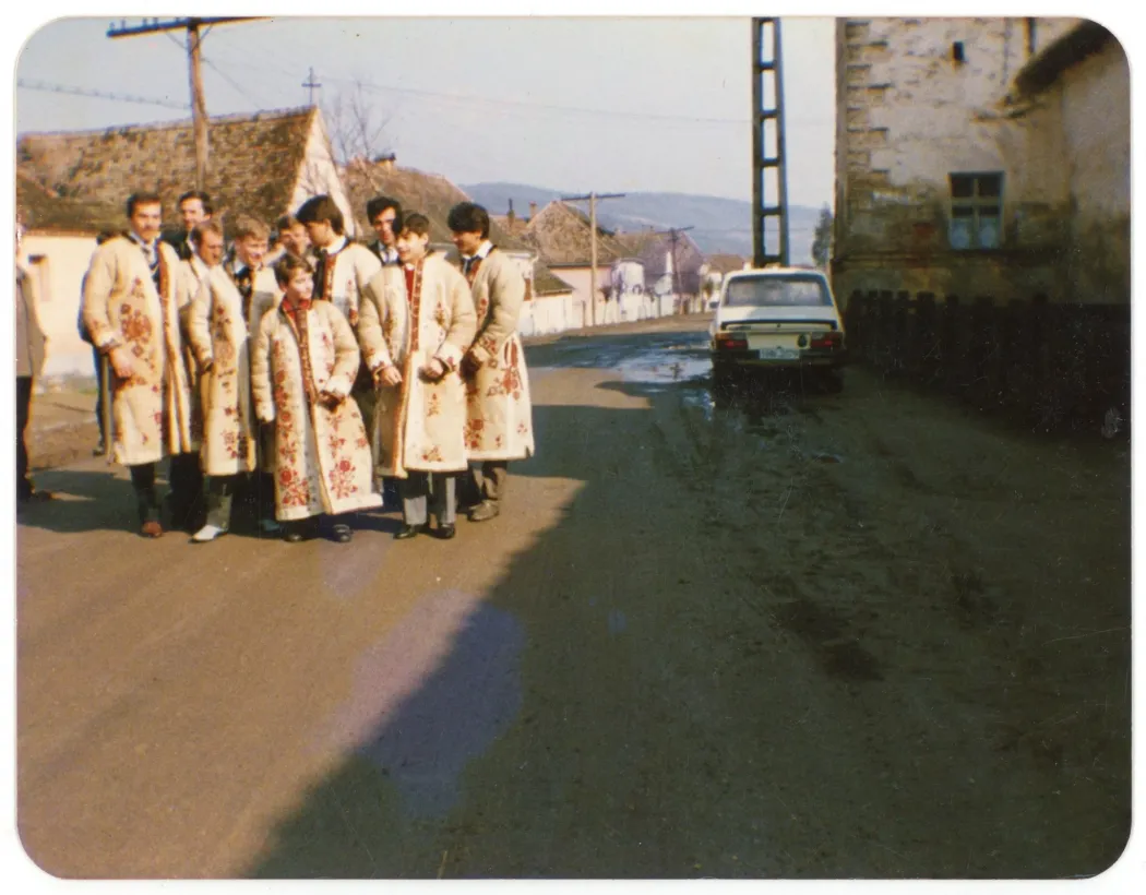 Húsvéti istentiszteletre igyekvő szász fiatalok Zágorban, 1988. ápr. 3-án – Fotó: AdF