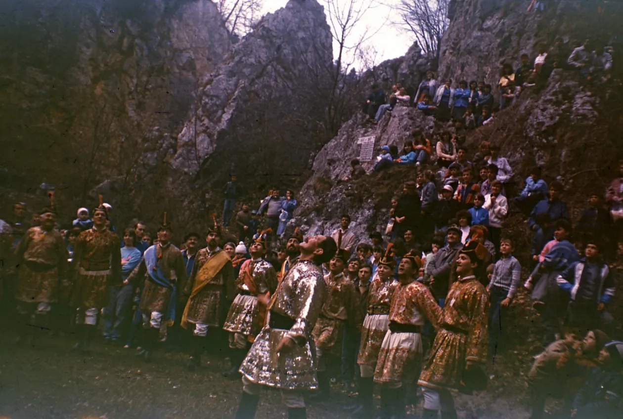 A junik felvonulása Brassóban, 1991-ben – Fotó: AdF