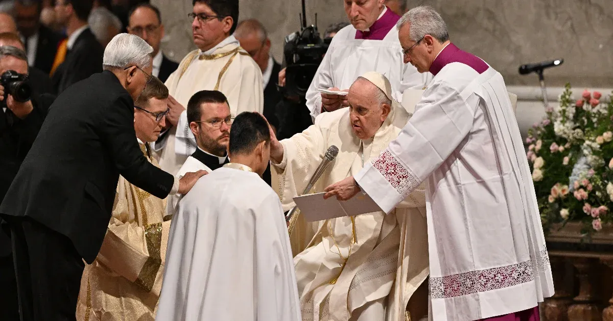 Papa Francisco llegó a la vigilia en silla de ruedas, donde habló del gélido aliento de la guerra