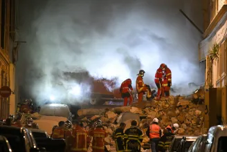 Robbanás miatt összeomlott két lakóház Marseille-ben, tíz embert keresnek a romok alatt